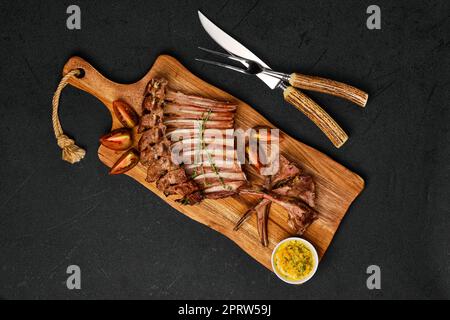 Gegrillte Lammrippen auf einem Teller Stockfoto