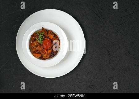 Blick von oben auf Lammeintopf mit Tomate Stockfoto