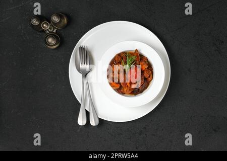 Blick von oben auf Lammeintopf mit Tomate Stockfoto