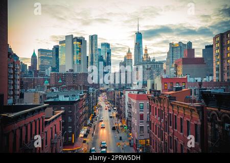 Blick auf New York City Chinatown und die Skyline der Wolkenkratzer in der Dämmerung Stockfoto