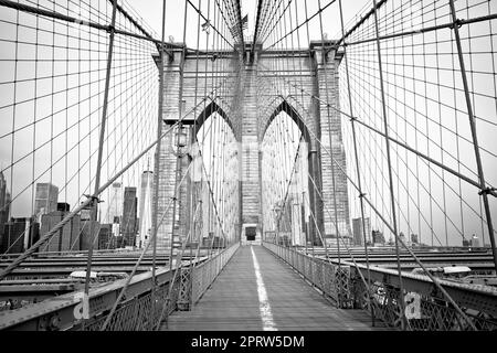 Brooklyn Bridge in New York City mit Schwarzweißblick Stockfoto