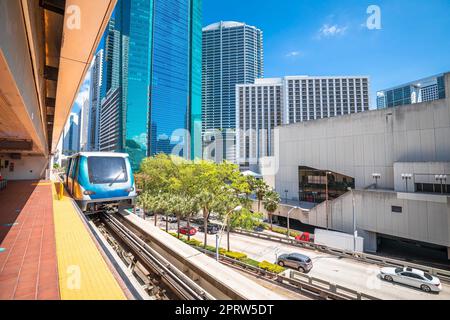 Blick auf die Skyline von Miami und den futuristischen Mover Train Stockfoto