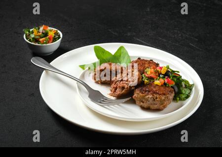 Gebratene gefrorene Kalbfleischbällchen auf einem Teller Stockfoto