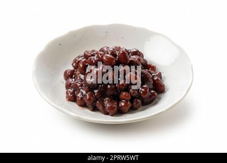 Gekochte Azuki-Bohnen auf weißem Hintergrund. Stockfoto