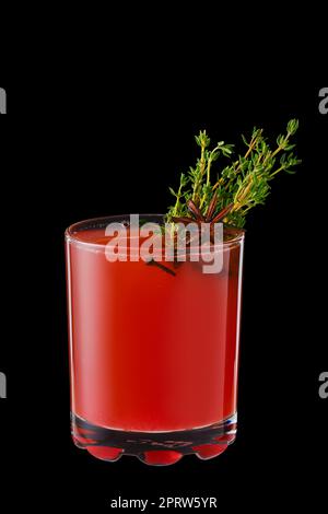 Heißes Cranberry-Wintergetränk mit Thymian, Nelken und Anis Stockfoto