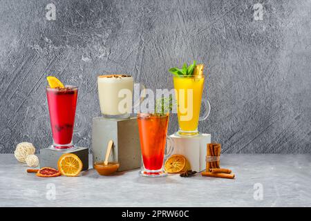 Zusammensetzung mit heißen Früchten und Kräutergetränken Stockfoto