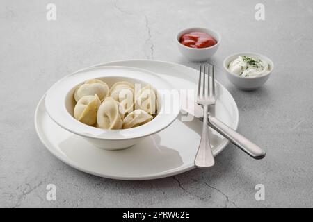 Gefrorene halbfertige Teigtaschen gefüllt mit Fleisch Stockfoto