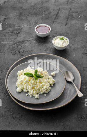 Frischer hausgemachter Hüttenkäse Stockfoto