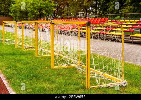 Kleine Fußballtore in einem Stadion Stockfoto