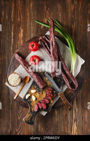 Draufsicht auf getrocknete Wurst aus gewürztem Wildfleisch Stockfoto