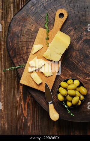 Draufsicht von Parmesankäse auf Holzschneideplatte Stockfoto