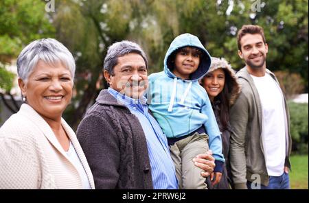 Besondere Momente mit der Familie. Porträt einer Familie, die draußen Zeit miteinander verbringt. Stockfoto