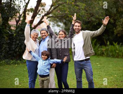 Spaß mit der Familie. Porträt einer Familie mit mehreren Generationen, die Spaß im Freien hat. Stockfoto