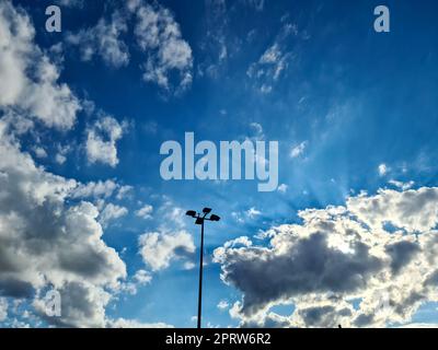 Wunderschöne, flauschige weiße Wolkenformationen in einem tiefblauen Sommerhimmel Stockfoto