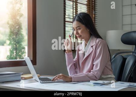 Asiatische Geschäftsfrau im Home Office, die Planung macht, den Finanzbericht analysiert, Investition in Geschäftspläne Stockfoto