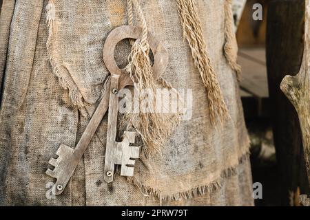 Ein Haufen alter Holzschlüssel, die an einem Seil hängen, Nahaufnahme. Stockfoto