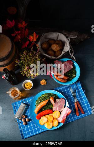 Köstlicher oldenburger Grünkohl mit Pinkelwurst Stockfoto