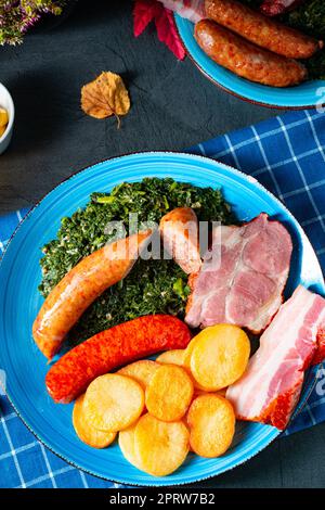 Köstlicher oldenburger Grünkohl mit Pinkelwurst Stockfoto