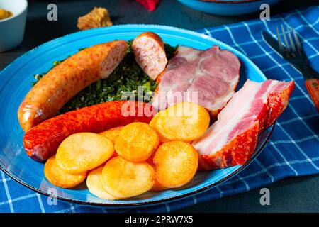 Köstlicher oldenburger Grünkohl mit Pinkelwurst Stockfoto