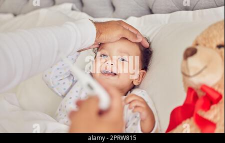 Baby, krank und Fieber mit einer Mutter, die die Temperatur eines Mädchens zu Hause im Bett kontrolliert. Familie, Gesundheitswesen und Medizin mit einer Tochter, die sich krank oder unwohl fühlt und sich im Schlafzimmer eines Hauses ruht Stockfoto