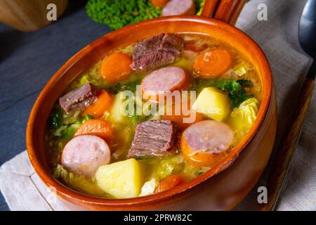 Köstlicher wirsing-Kohl-Eintopf in einer rustikalen Schüssel Stockfoto