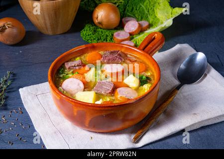 Köstlicher wirsing-Kohl-Eintopf in einer rustikalen Schüssel Stockfoto