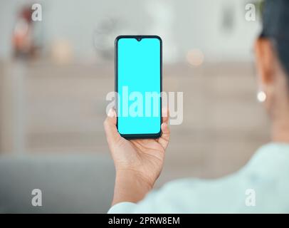 Green-Screen-Telefon, Mockup und Marketing, Werbung und App-Bereich für mobile Marken. Nahaufnahmen von Frauen, Internet-Technologie und Social-Media-Website für 5G-Kontakt, digitale Verbindung und Online-Design Stockfoto