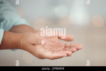 Gebetet die Hände für den Glauben, die Unterstützung und die Verehrung Gottes, für die Hoffnung in Jesus christus und den heiligen Geist am Karfreitagsgott, den spirituellen und religiösen Feiertag. Eine Frau mit Handfläche, die um Hilfe bittet oder um Hilfe bettelt Stockfoto