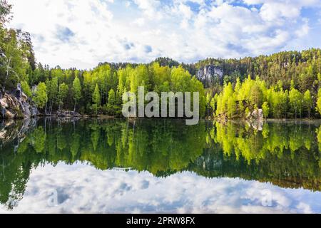 Adrspach-See im Naturschutzgebiet Adrspach-Teplice Rocks, Tschechische Republik Stockfoto