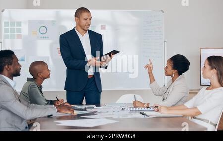 Präsentation von Führungskräften, Vorgesetzten und Geschäftsleuten mit stolzer Schulung von Führungskräften und Coaching eines vielfältigen Teams. Mentor, Motivation und Sprecher beantworten die Frage und geben Feedback und Verbesserungsstrategien im Büro Stockfoto