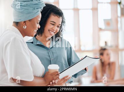 Partnerschaft, Diskussion und Kollegen, die sich ein Datendokument ansehen, während sie mit Kollegen über ein Projekt in einem modernen Büro sprechen. Schwarze Frauen, Rat und Teamarbeit, die nach der Meinung eines glücklichen Managers fragen Stockfoto