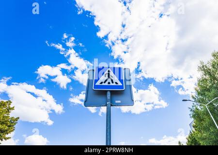 Blau und weiß Fußgängerübergangsschild auf dem Himmel Hintergrund Stockfoto