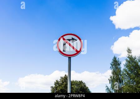 Kein Straßenschild mit bewölktem Himmel auf der rechten Seite. Fahren Sie nicht nach rechts Stockfoto