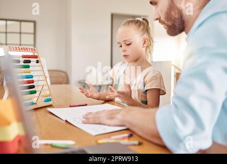 Erziehung, Heimunterricht und Erlernen eines Vaters und eines Kindes, das Mathematik mit Abacus zu Hause unterrichtet. Tochter zählt mit Vater auf Finger und hilft bei Hausaufgaben in Mathematik oder Problemlösungsaktivitäten Stockfoto