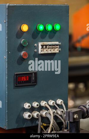 Armaturenbrett von CNC-Maschinen oder Steuerung an der Maschine im Werk, Industrie- und Fertigungskonzept Stockfoto