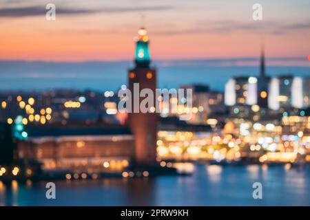 Stockholm, Schweden. Night Skyline abstrakte Boke Bokeh Hintergrund. Design Hintergrund. Turm des Stadshuset. Stockfoto