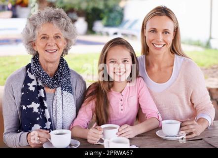 Drei Generationen des Glücks. Drei Generationen der Frau der Frauen einer Familie, die draußen Tee trinken. Stockfoto