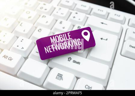 Konzeptionelle Überschrift Mobile NetworkingCommunication Network, wobei die letzte Verbindung drahtlos ist. Wort, das im Kommunikationsnetzwerk geschrieben wurde, wo die letzte Verbindung drahtlos ist Stockfoto