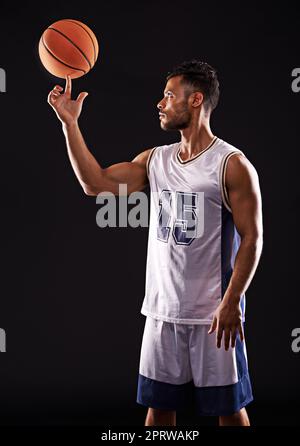 Hes pure Geschicklichkeit. Studioaufnahme eines Basketballspielers vor schwarzem Hintergrund. Stockfoto