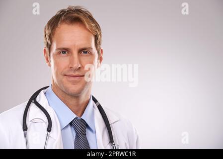 HES hat ein Gesicht, dem man vertrauen kann. Beschnittenes Studioportrait eines hübschen männlichen Arztes, der zufrieden aussieht. Stockfoto