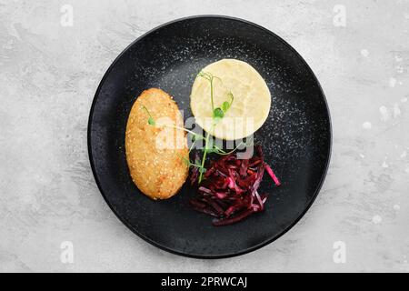 Kiew Citlet mit Kartoffelpüree und eingelegter Rote Bete, Draufsicht Stockfoto