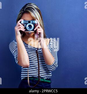 Freche Fotografin. Eine junge Frau, die mit einer Kamera ein Foto gemacht hat. Stockfoto