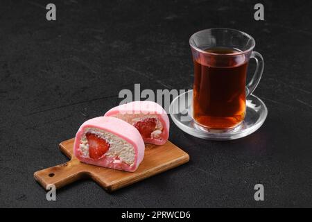 Süßer Dessert-Mochi mit Erdbeer auf der Hälfte Stockfoto