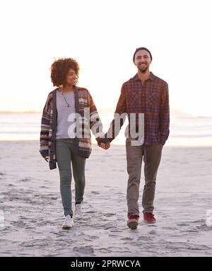 Sie liebt die Natur. Ein junges Paar genießt einen Spaziergang am Strand. Stockfoto