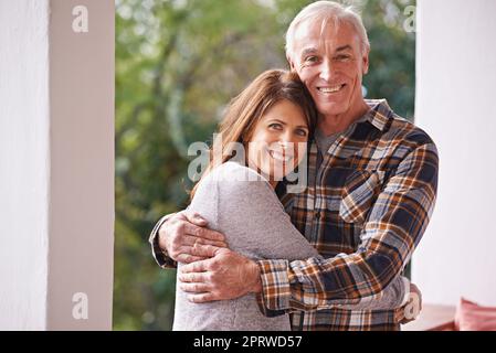 Stolz darauf, einen Vater zu haben, zu dem ich aufschauen kann. Ein beschnittenes Porträt eines glücklichen älteren Mannes, der mit seiner Tochter zu Hause steht. Stockfoto