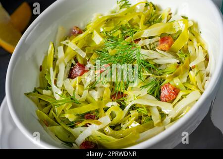 Weißkohl mit Dill und gewürfeltem Speck Stockfoto