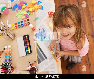 Shes so kreativ. Ein kleines Mädchen suchen, während Kunst und Handwerk. Stockfoto