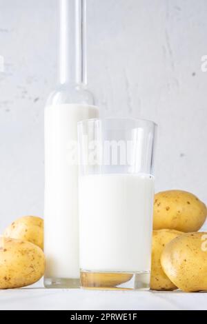 Eine Flasche Kartoffelmilch Stockfoto