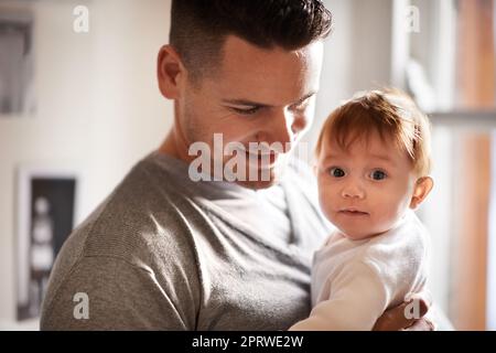 Shes mein Engel. Porträt eines niedlichen Mädchen, das von ihrem Vater gehalten wird. Stockfoto