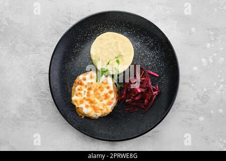 Kiew Citlet mit Kartoffelpüree und eingelegter Rote Bete, Draufsicht Stockfoto